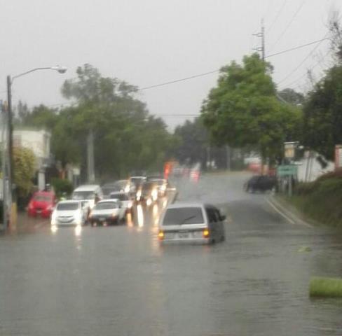La vía de las Charcas, en zona 11, se inundó y varios vehículos tiene dificultad para transitar. (Foto Prensa Libre: Twitter)