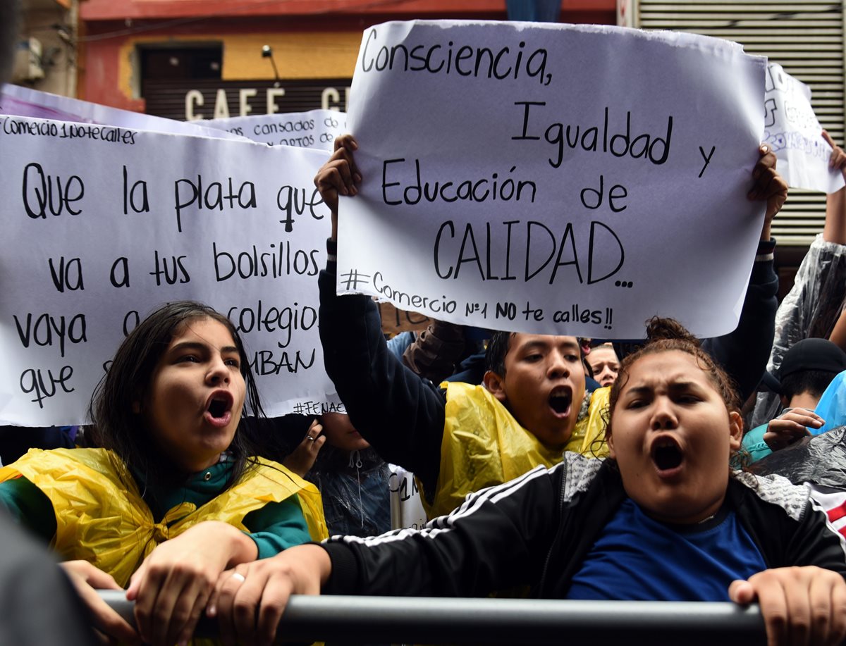 Estudiantes gritan consignas exigiendo un mejor sistema de educación en Paraguay. (Foto Prensa Libre: AFP).