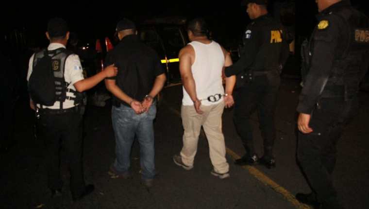 El agente de la PNC y su cómplice que fueron capturados en Escuintla. (Foto Prensa Libre: Enrique Paredes).