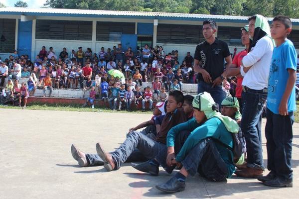 Vecinos de  la comunidad Monte de Los Olivos, Dolores, Petén, piden paz en el 2015. (Foto Prensa Libre: Rigoberto Escobar)