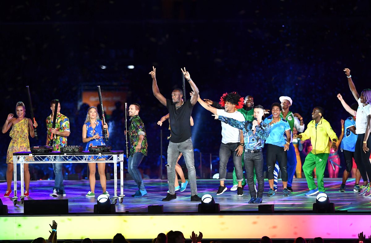 Usain Bolt disfrutó con los animadores durante la clausura de los juegos. (Foto Prensa Libre: AFP)
