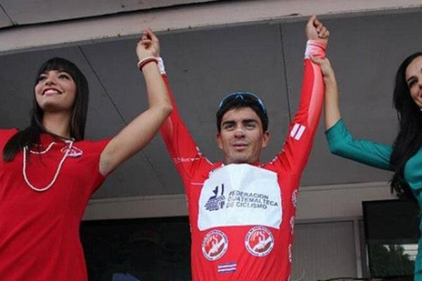 El cicllista guatemalteco Manuel Rodas perdió el suéter de líder de metas volantes. (Foto Prensa Libre)