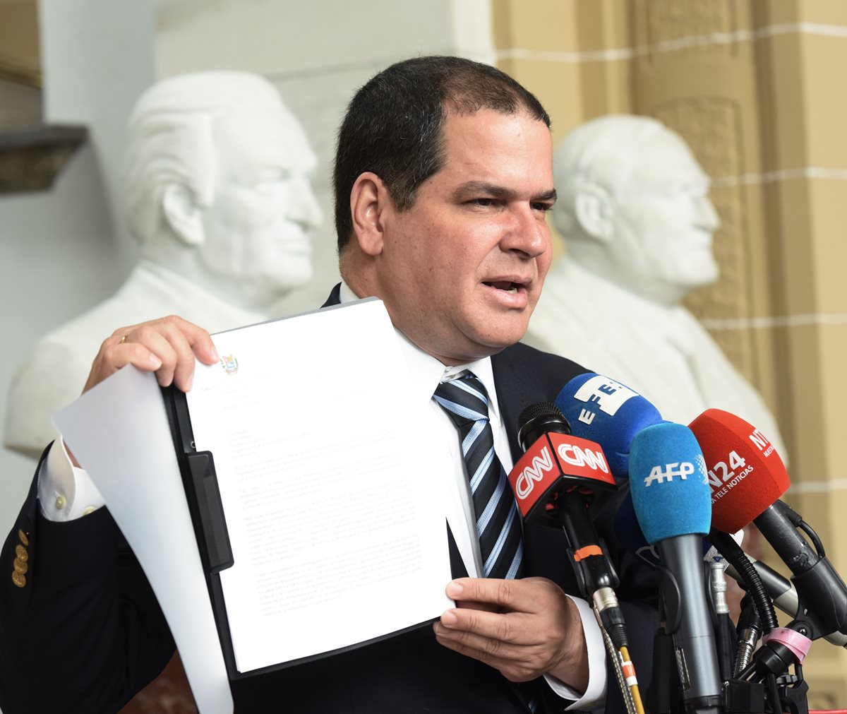El presidente de la Comisión de Política Exterior del Parlamento venezolano, el opositor Luis Florido, pidió formalmente al secretario general de la OEA que invoque la Carta Democrática Interamericana. (Foto Prensa Libre: EFE).