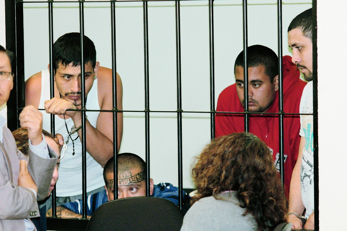 Pandilleros condenados en una de las audiencias, en el Tribunal de Sentencia de Quetzaltenango. (Foto Prensa Libre: Carlos Ventura)