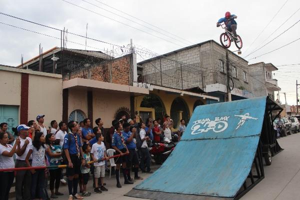 Las autoridades buscan que los jóvenes inviertan su tiempo en actividades deportivas. (Foto Prensa Libre: Óscar González).