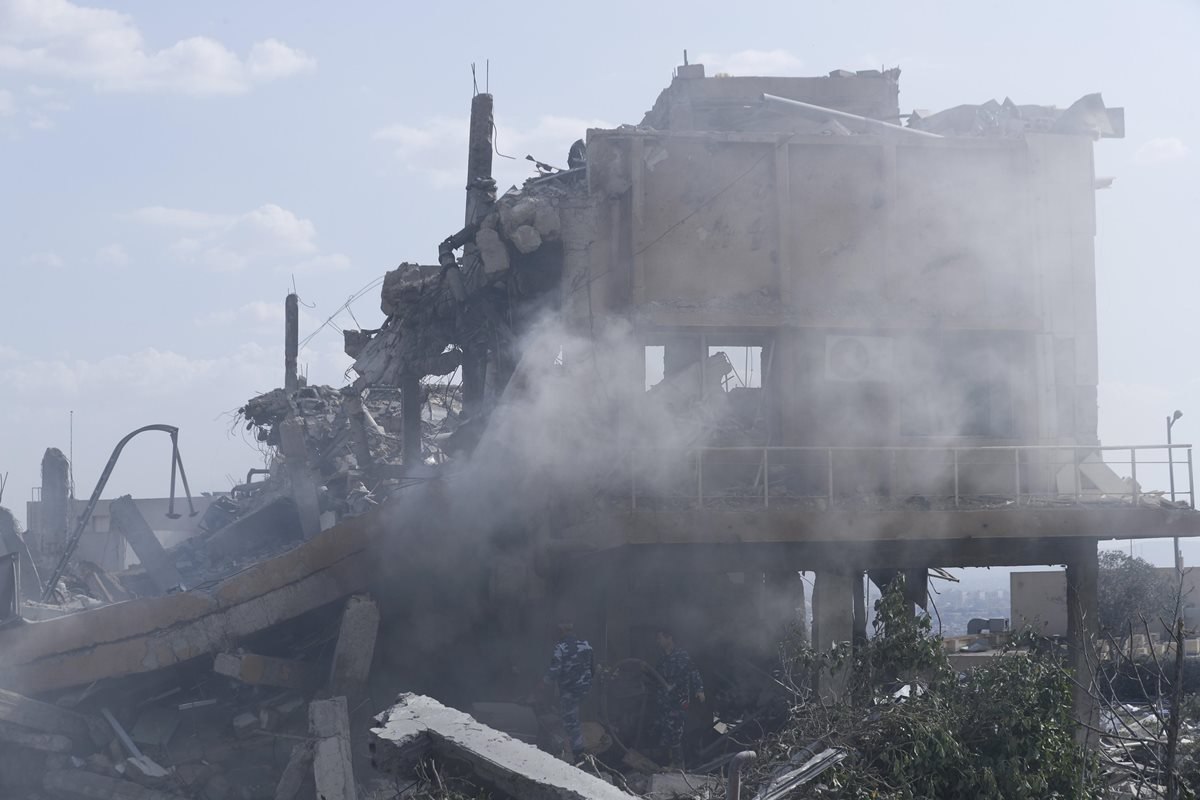 Escombros de uno de los objetivos bombardeados en Damasco, Siria. (Foto Prensa Libre: EFE)