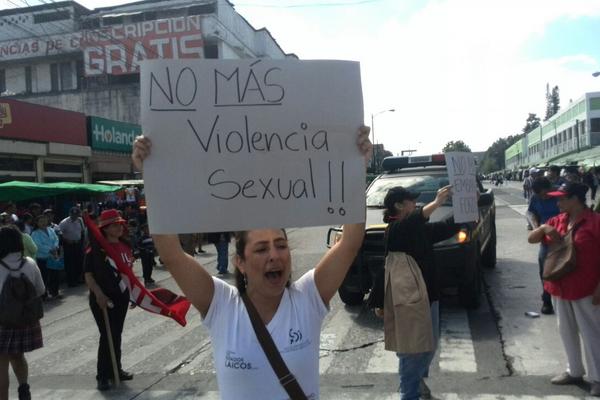 Caminan por la eliminación de la violencia contra las mujeres. (Foto Prensa Libre: É. Ávila)