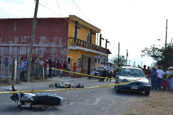 El cuerpo de Osorio quedó junto a la moto.