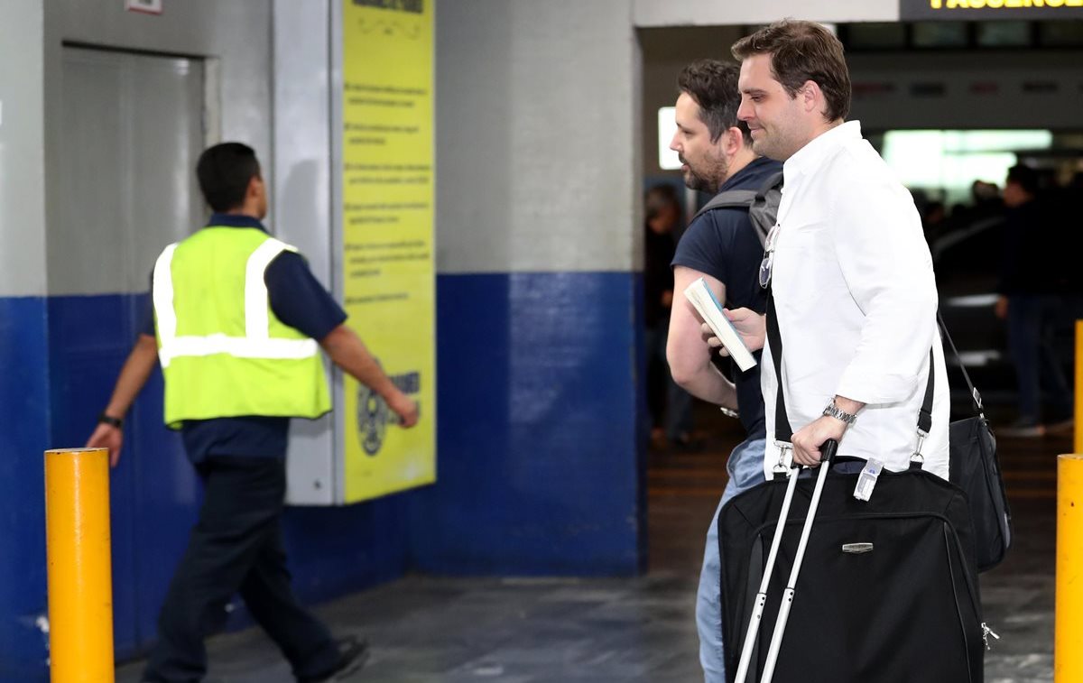 Jair Bertoni y Jorge Mowinckel, de la Fifa, llegaron el martes por la noche a Guatemala. (Foto Prensa Libre: Francisco Sánchez)