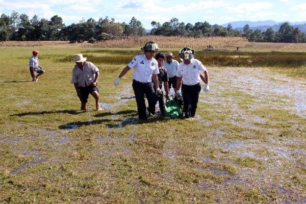 Socorristas recuperan cadáver.