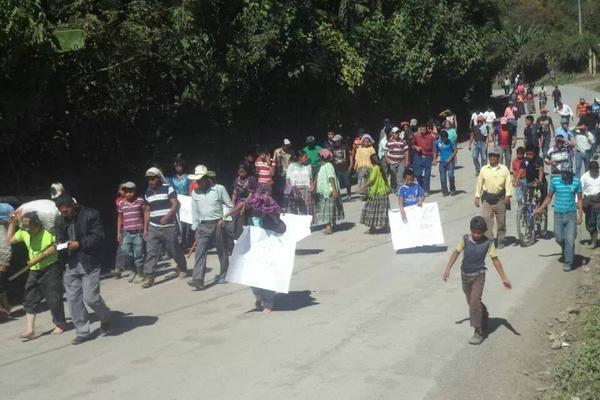 Pobladores hicieron caminar a suspuestos ladrones 12 kilómetros. (Foto Prensa Libre:  Eduardo Sam Chum)<br _mce_bogus="1"/>