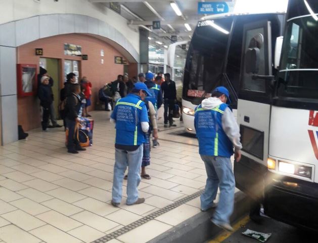 Personal de la Dirección General de Transporte inspecciona los buses en la terminal Centra Norte. (Foto Prensa Libre: Cortesía DGT)
