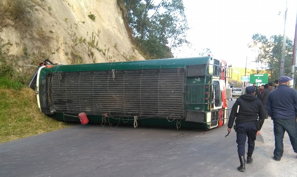 Bus accidentado en ingreso a San Pedro Sacatepéquez, San Marcos. (Foto Prensa Libre: Aroldo Marroquín).