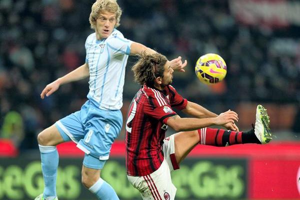 El jugador del Lazio Dusan Basta (i) disputa el balón con Alessio Cerci (d) del Milán, juego de los cuartos de final de la Copa Italia (Foto Prensa Libre: EFE)