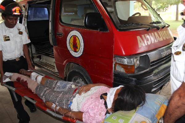 Bomberos trasladan a herida  a hospital de Santa Cruz del Quiché, Quiché.