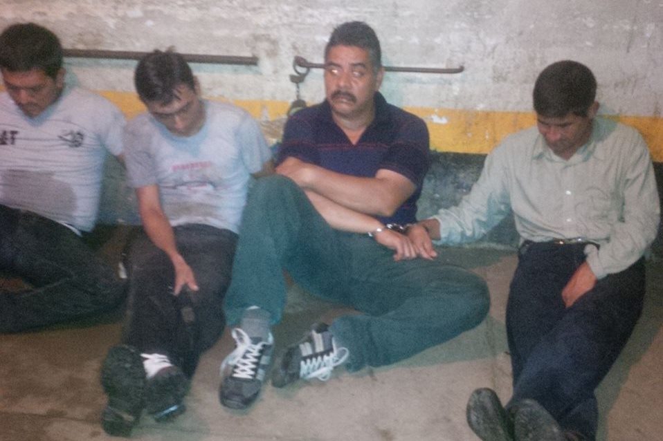 Los cuatro sujetos son trasladados a una subestación de la PNC en San José La Máquina, Suchitepéquez. (Foto Prensa Libre: PNC)