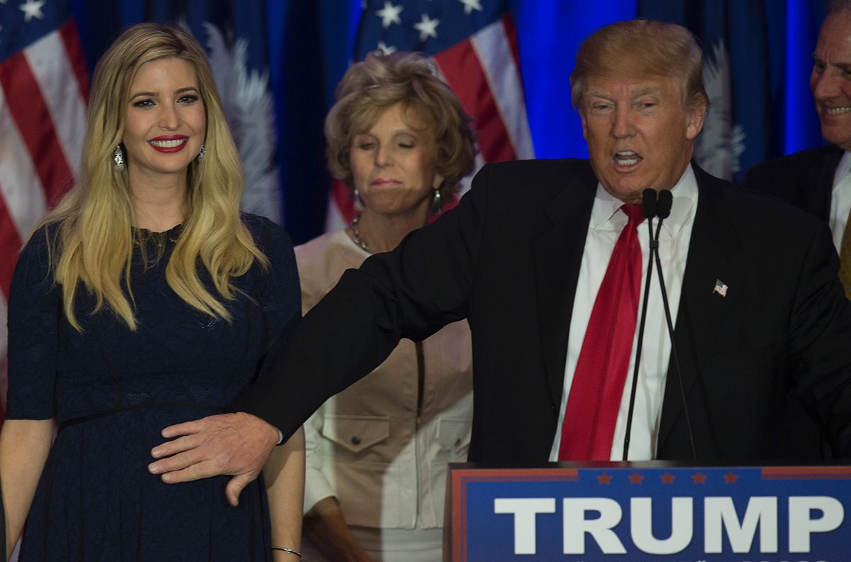 Donald Trump (der.) junto a su hija, Ivanka Trump (izq.) en un reciente acto de campaña en Carolina del Sur, EE. UU. (Foto Prensa Libre: AFP).