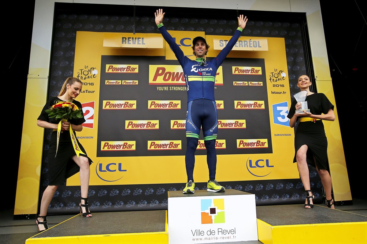 El cilista australiano Michael Matthews del Orica BikeExchange, celebra en el podio su victoria en la 10ª etapa del Tour de Francia, de 197 kilómetros entre las localidades de Escaldes-Engordany y Revel en Francia. (Foto Prensa Libre: EFE)
