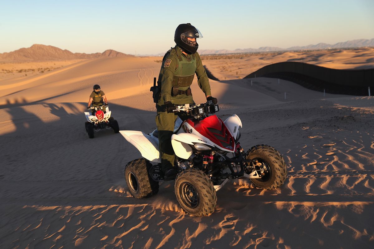 Guardias de la Patrulla Fronteriza de EE. UU. recorren en vehículos especiales la frontera sur del país. (Foto Prensa Libre: EFE).