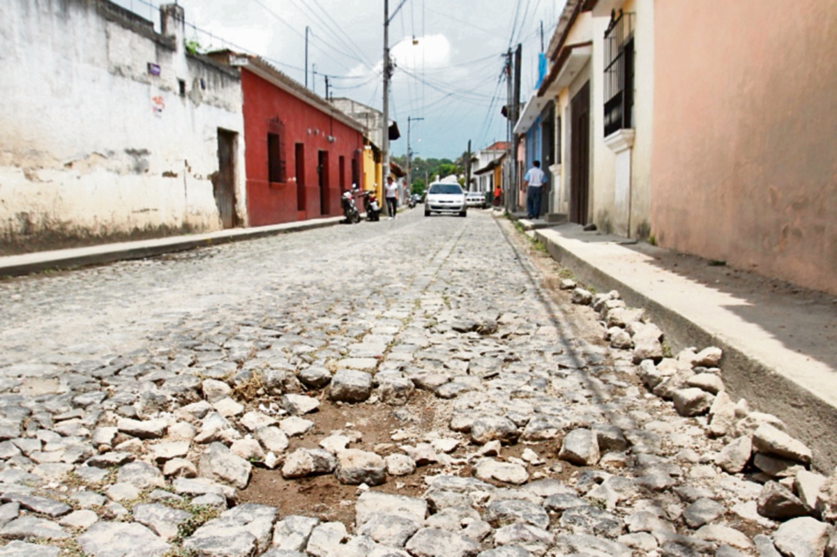 Calle deteriorada  en Antigua Guatemala, donde   vecinos  demandan mejoras.