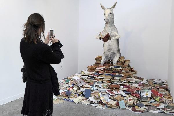 obra de la artista española Pilar Albarracin,  exhibida en la Feria Internacional de Arte Moderno, en París. (Foto Prensa Libre: EFE)