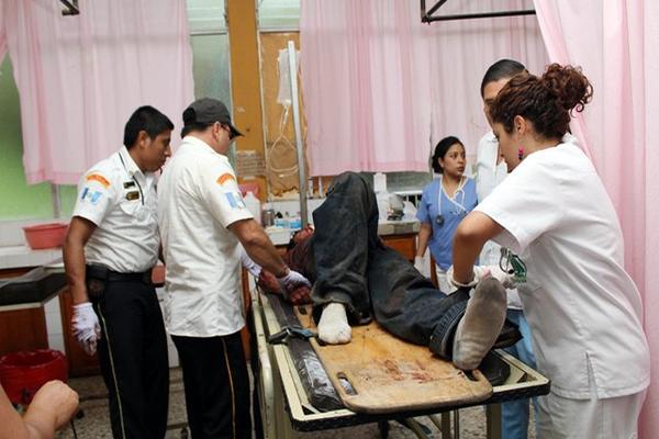 Rudy Castañón es atendido en el Hospital Nacional de Retalhuleu tras ser atacado con machete. (FOTO PRENSA LIBRE: Rolando Miranda)<br _mce_bogus="1"/>