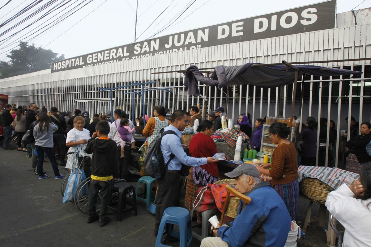 Pacientes del Hospital San Juan de Dios esperan ingresar a la consulta externa. (Foto Prensa Libre: Paulo Raquec)