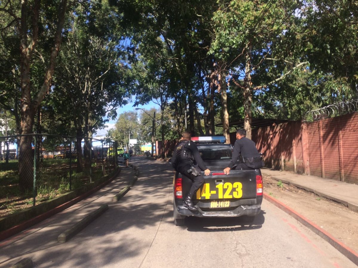 Las autoridades han acordonado el área en el ingreso al hospital Roosevelt.