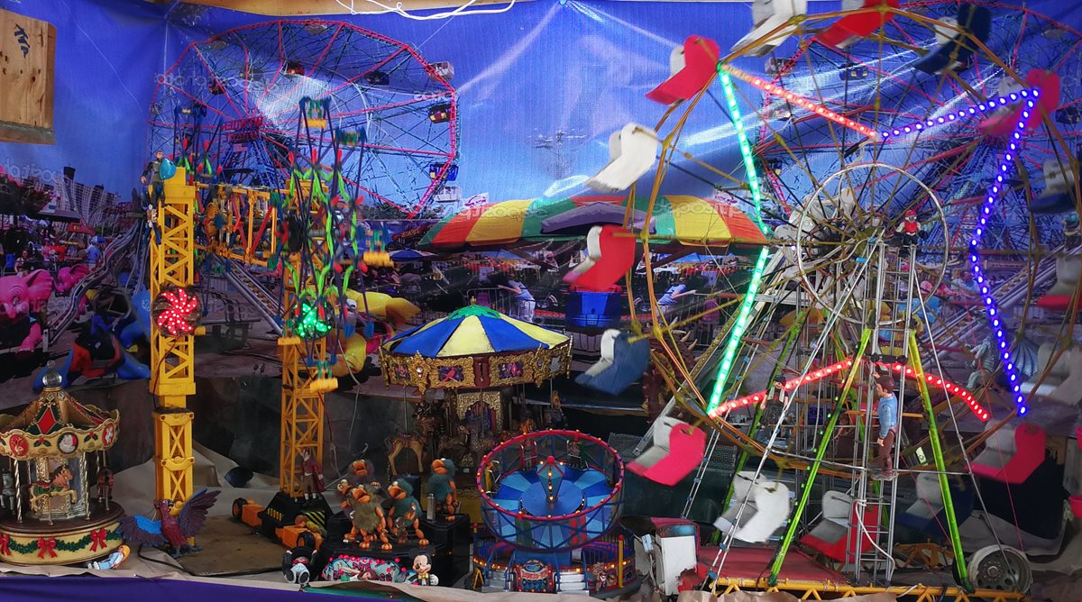 En la entrada del inmueble donde se informó de la Feria de Jocotenango 2018 fue exhibida una feria en miniatura. (Foto Prensa Libre: Oscar García).