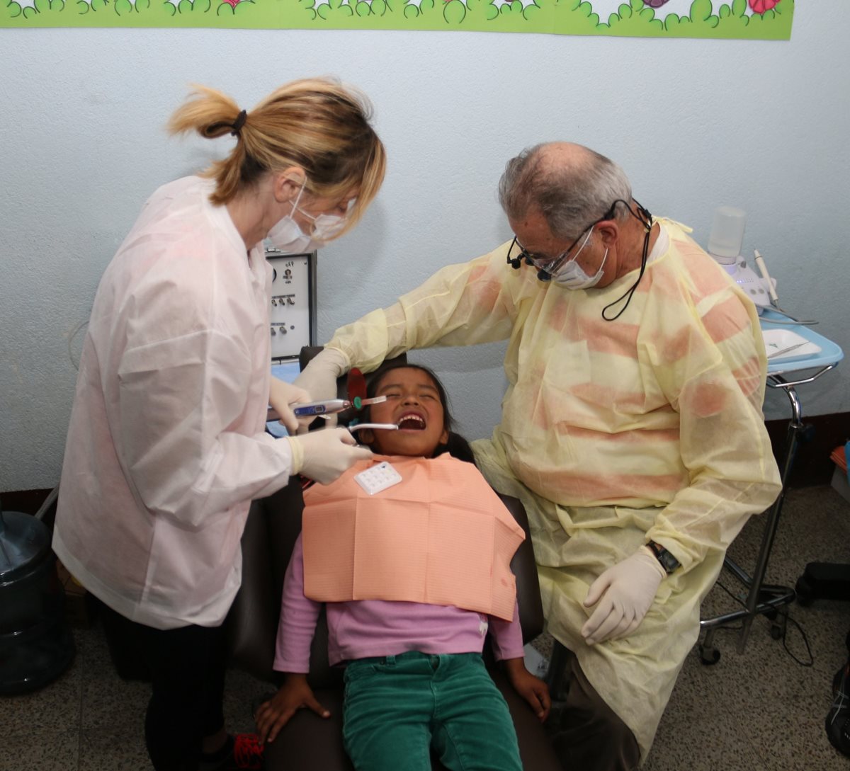 Durante la jornada médica en el Hospital Corpus Cristi de Patzún, Chimaltenango, se efectuaron varios procedimientos odontológicos. (Foto Prensa Libre: Cortesía)