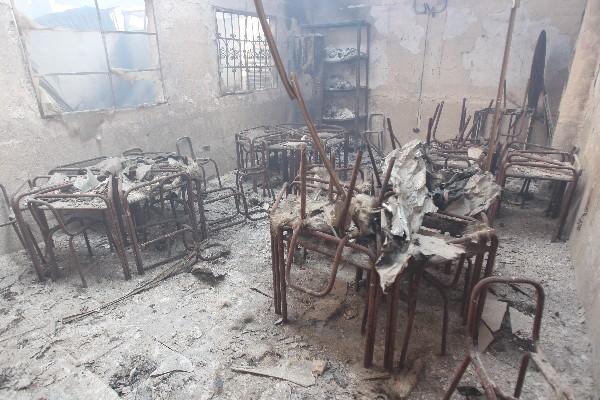 Escritorios y computadoras de la escuela fueron destruidos por el fuego, el martes último.