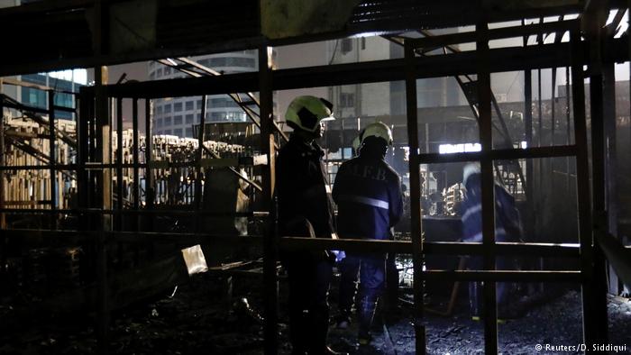 Bomberos en el lugar donde ocurrió el siniestro. (Foto Prensa Libre: AFP)