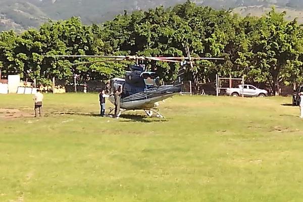 La nave que trasladó a la vicepresidenta Roxana Baldetti a Jalapa no logra despegar, mientras pilotos buscan solucionar el problema (Foto Prensa Libre: Hugo Oliva)