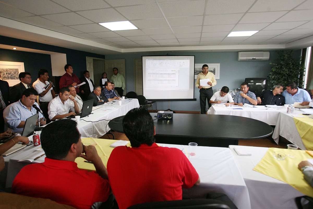 La asamblea del futbol aprobó que a partir de la próxima temporada se darán dos descensos directos. (Foto Prensa Libre: Hemeroteca)