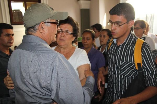 Raúl Ruano, esposo de Carrillo y abuelo de la menor, recibe muestras de condolencia.