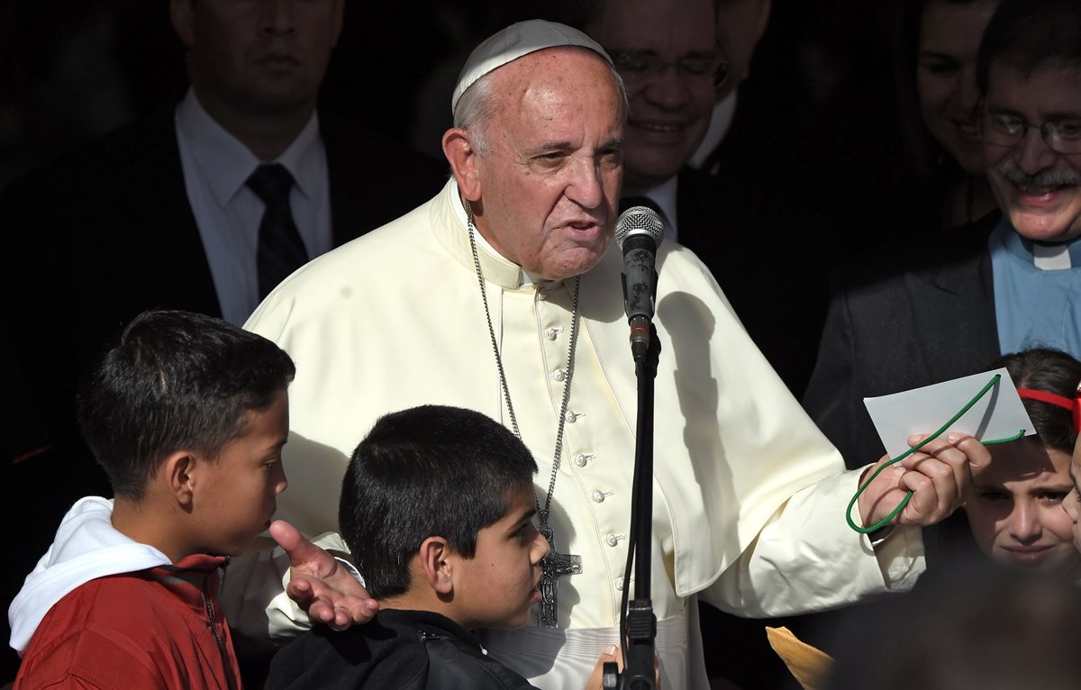 El papa Franciscosaluda a unos niños en su visita a una pediatría. (Foto Prensa Libre: AFP).