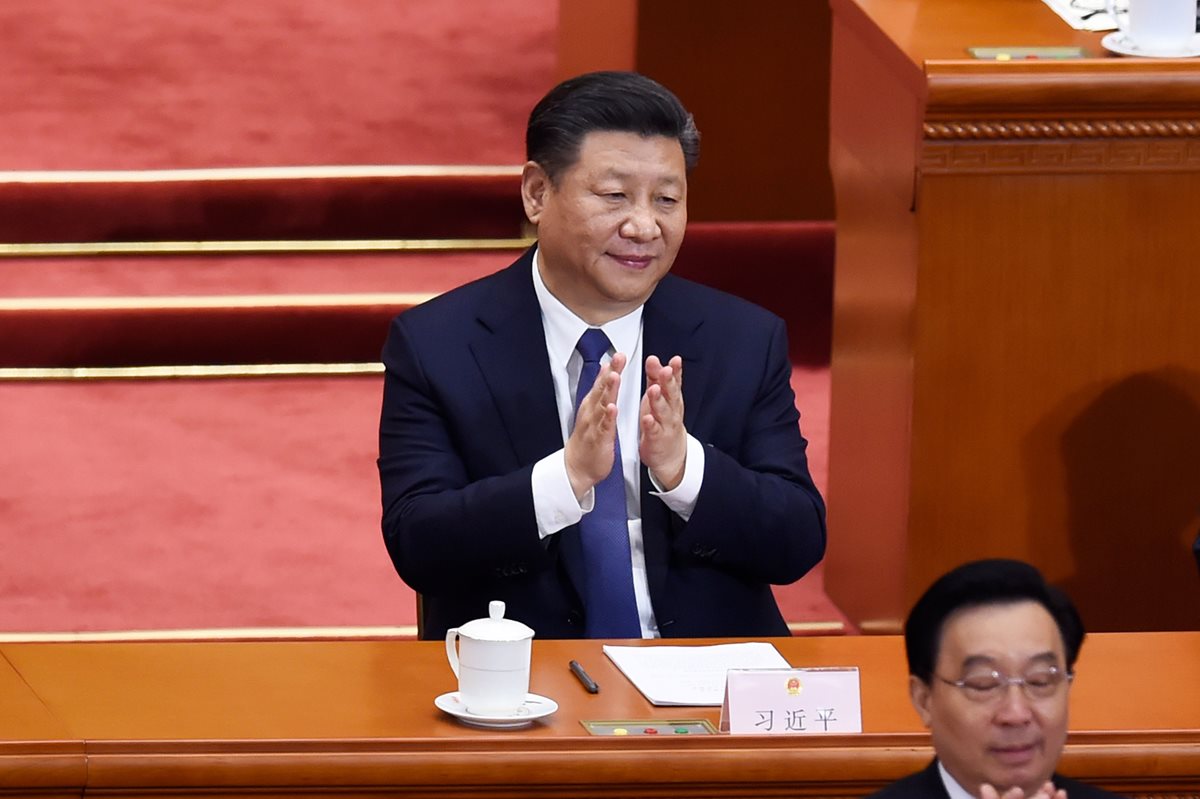 Xi Jinping, aplaude después de que se anuncie el resultado de la votación en la sesión plenaria de la Asamblea Popular Nacional en Pekín. (Foto Prensa Libre:AFP).