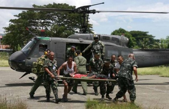 Traslada a un herido durante los Combates en sur de Filipinas.(Foto Prensa Libre: EFE)