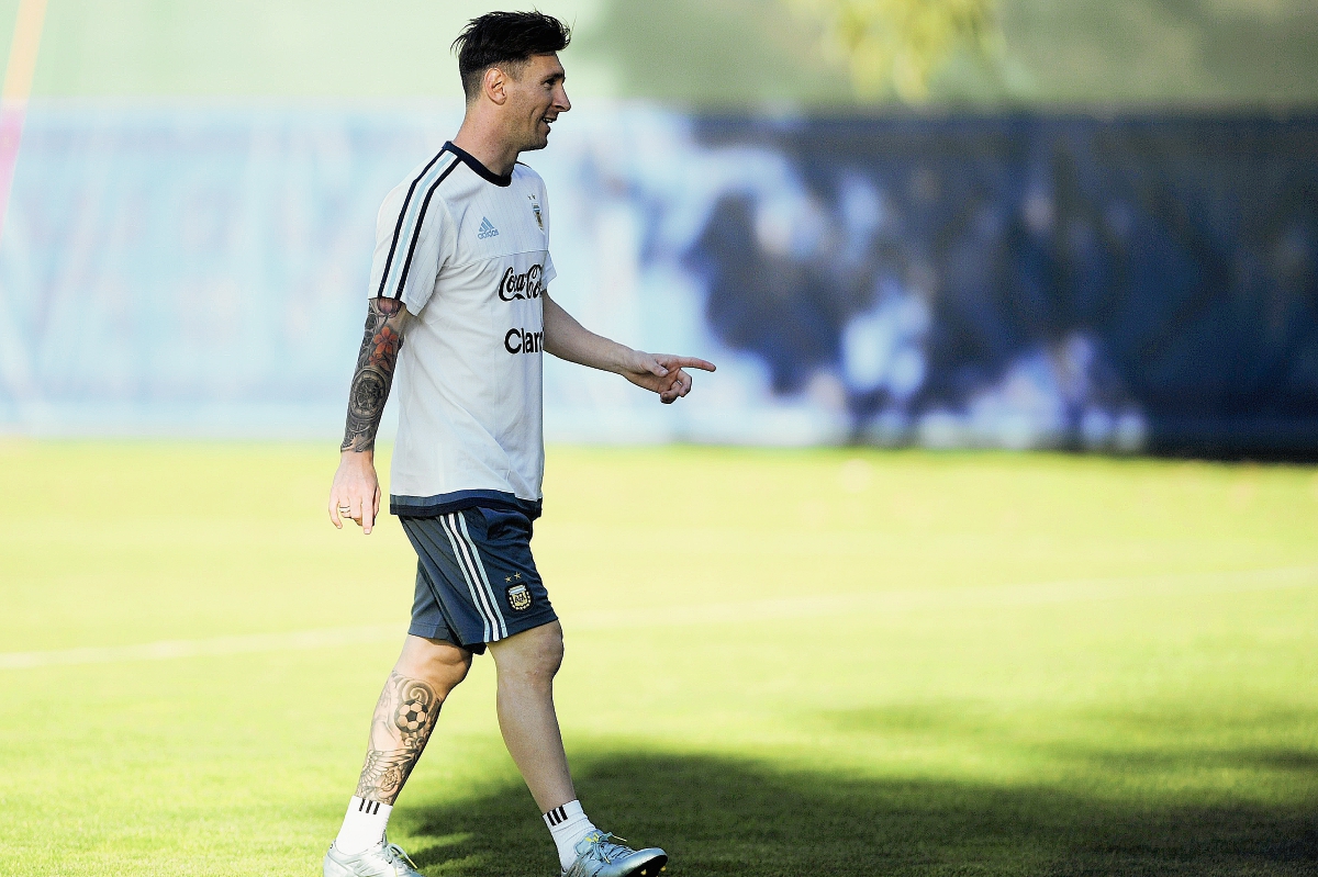 Aunque Lionel Messi se encuentra con la Selección de Argentina la justicia española continúa con la investigación por fraude fiscal. (Foto Prensa Libre: AFP)