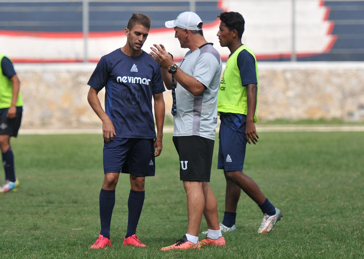 Guillermo Chavasco recibe instrucciones del técnico universitario, Ramiro Cepeda durante el entrenamiento de este jueves. (Foto Prensa Libre: Gloria Cabrera)