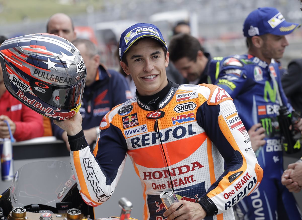 Marc Márquez saluda al finalizar las practicas de este sábado en el Circuito de Las Américas. (Foto Prensa Libre: AP)