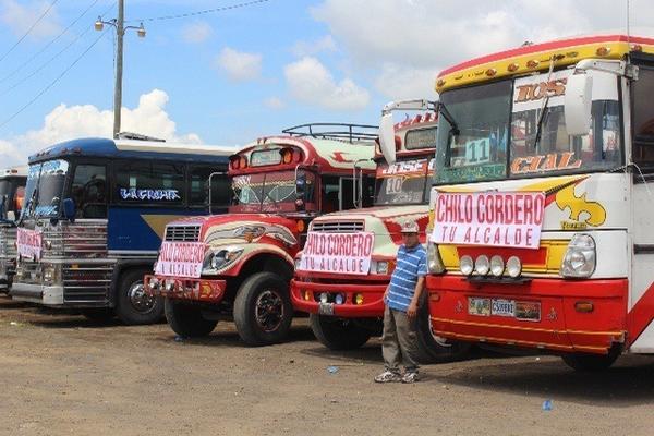 Autobuses en los que se observan las mantas que promocionan a Basilio Cordero, precandidato a la reelección para la alcaldía de Jutiapa. (Foto Prensa Libre: Óscar González)