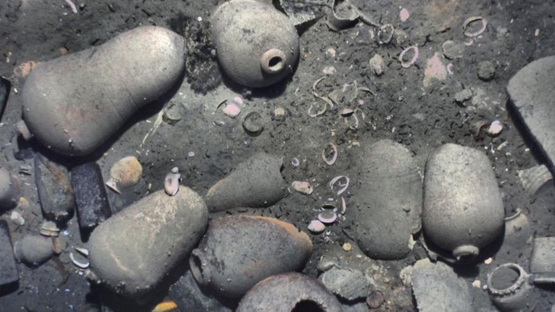 Los investigadores hallaron restos de piezas cerámicas, cañones y otros artefactos. INSTITUCIÓN OCEANOGRÁFICA WOODS HOLE (WHOI)