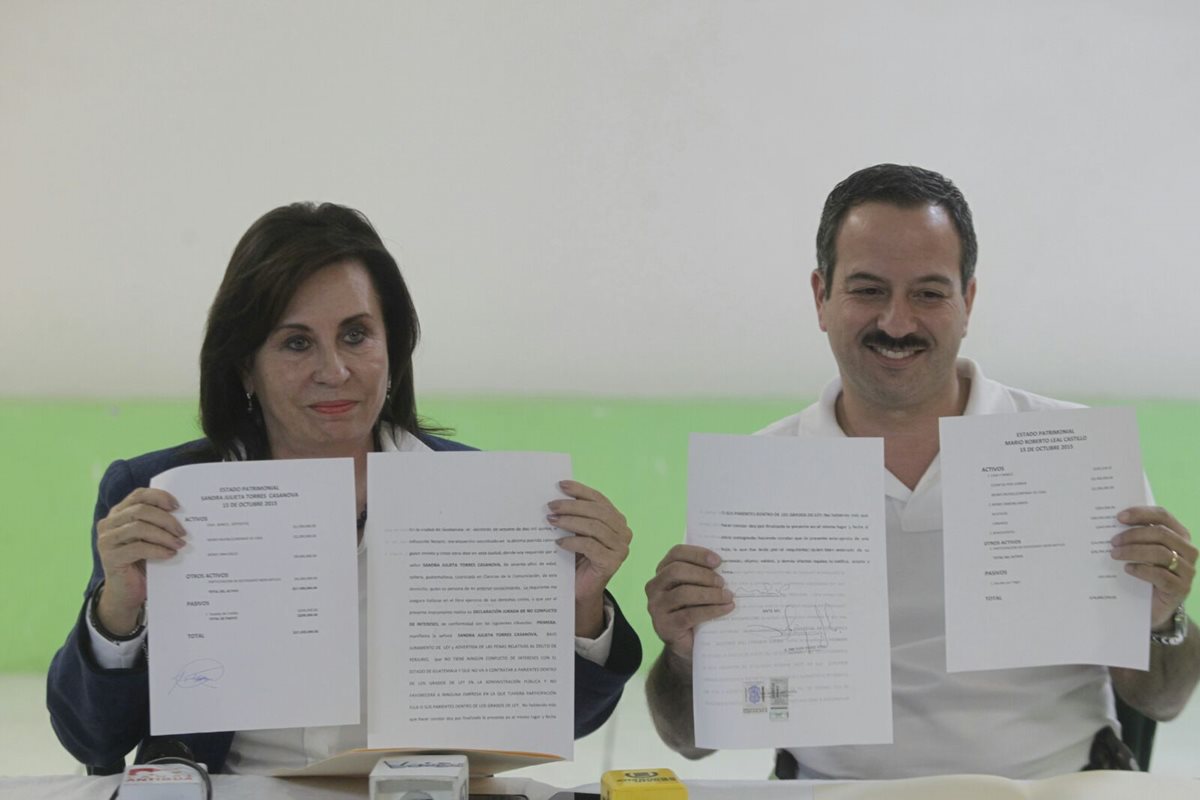  Sandra Torres y Mario Leal Castillo muestran las declaraciones patrimoniales. (Foto Prensa Libre: Edwin Bercián)