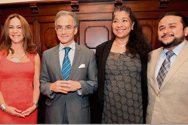 Claudia Rosales, de Pacunam; Manuel Lejarreta, embajador de España en el país;  Rosa María Chan, viceministra del Patrimonio Cultural, y  Daniel Aquino,  director del Museo Nacional de Arqueología y Etnología. (Foto Prensa Libre: Edwin Castro)