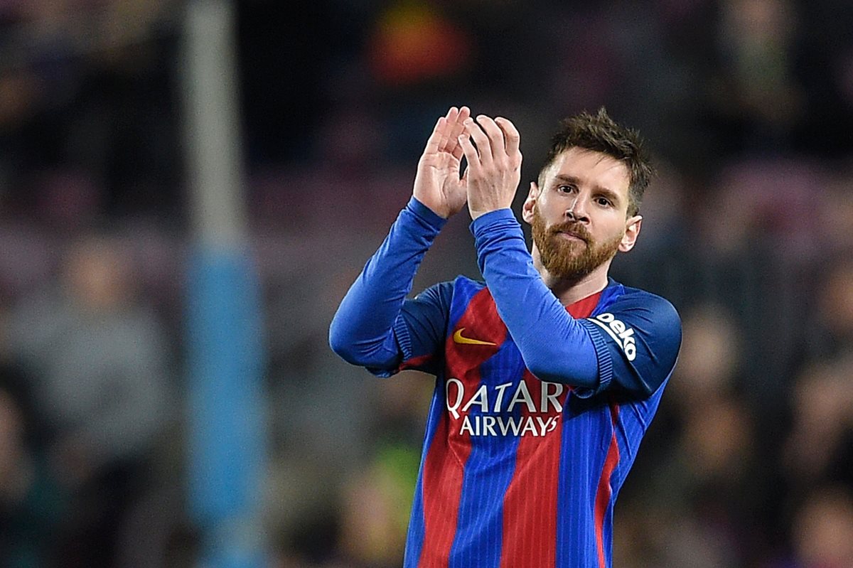 El argentino Lionel Messi aplaude al final del partido que el Barcelona le ganó al Sporting de Gijón 6-1. (Foto Prensa Libre: AFP)