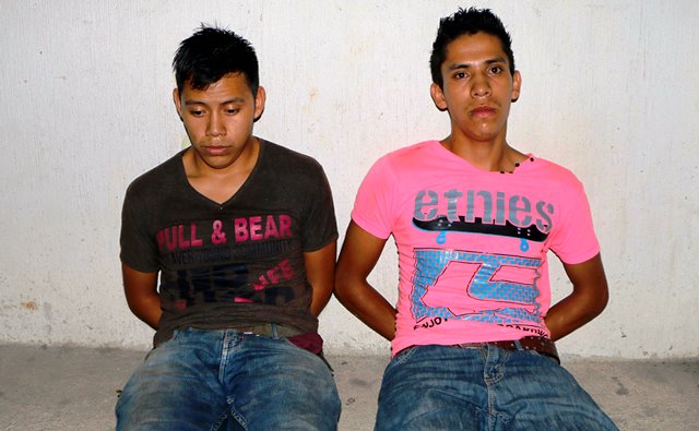 Josué Manuel Mateo López, de 20 años y Melintón Emanuel Minera López de 22, fueron llevados a la comisaría 34 de la PNC de Retalhuleu. (Foto Prensa Libre: Rolando Miranda)