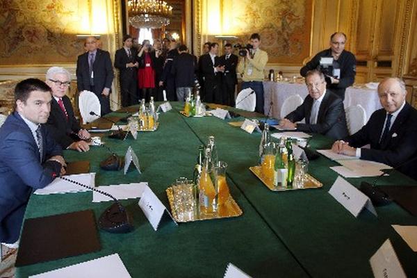 Los ministros de Exteriores integrantes del Cuarteto de Normandía, el francés Laurent Fabius (d), el ruso Sergei Lavrov (2-d), el alemán Frank-Walter Steinmeier (2-i) y el ucraniano Pavlo Klimkin (i), se reúnen en el Ministerio de Exteriores en París. (Foto Prensa Libre: EFE)