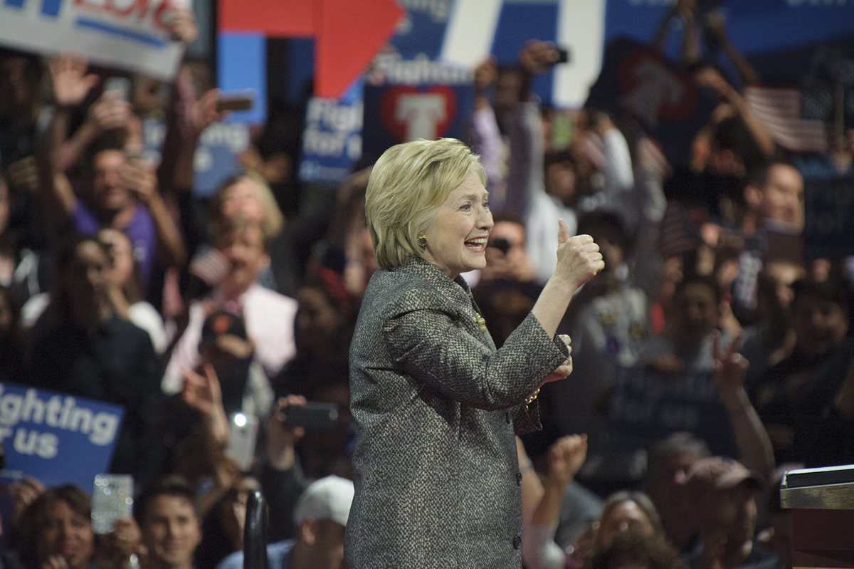 La precandidata demócrata, Hillary Clinton durante un discurso en Filadelfia. (Foto Prensa Libre: EFE).