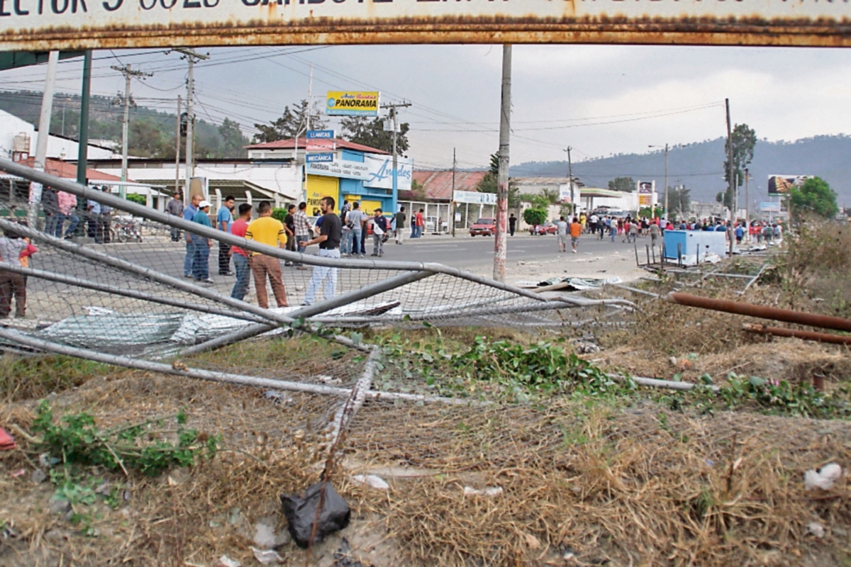 vecinos de  la   zona 11 de  Huehuetenango  retiran   cerco perimetral del terreno.